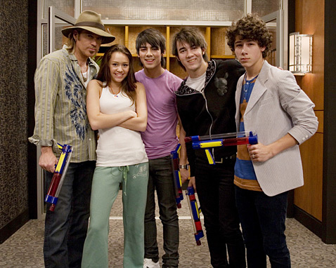 miley-cyrus-jonas-brothers.jpg